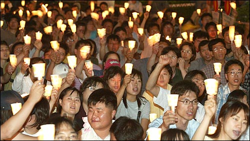 '고 신효순·심미선 3주기 추모 촛불대행진'이 12일 저녁 서울 광화문 교보빌딩앞에서 6.13자주평화촛불기념사업회 주최로 열렸다. 